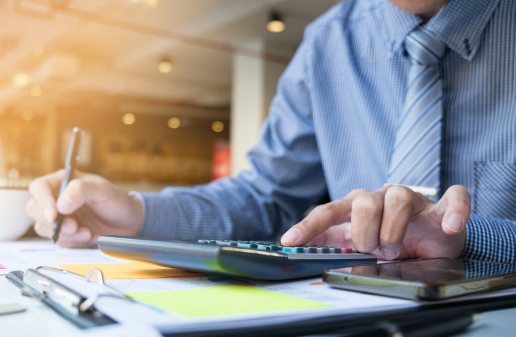 Une personne qui tape sur une calculatrice