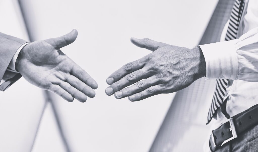 Deux personnes se serrant la main